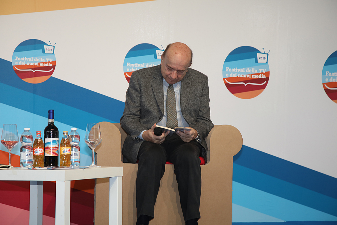 Festival della TV e dei Nuovi Media 2019_291.jpg - La percezione della legalità e dei diritti Tempi della giustizia e certezza della pena, burocrazia ossessiva, corruzione diffusa, criminalità che sembra controllare intere aree del Paese.  Legalità e diritti sono percepiti solo come concetti astratti ? Repressione e propaganda sono le uniche risposte possibili? Lirio Abbate e Gustavo Zagrebelsky.